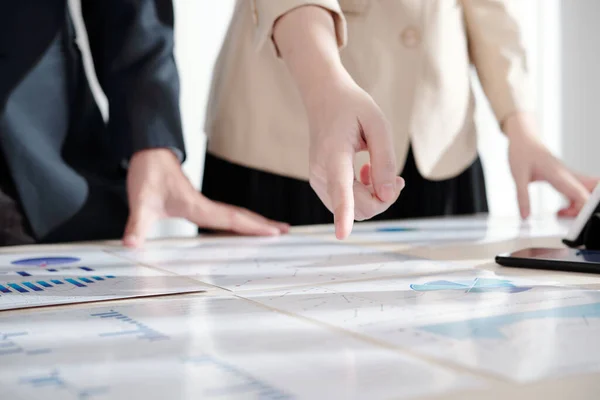 Unternehmer zeigt auf Linientabelle — Stockfoto