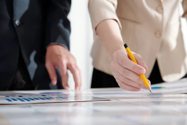 Geschäftsfrau macht sich Notizen im Verkaufsbericht — Stockfoto