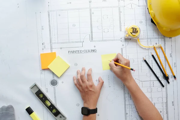 Byggnadsingenjörer som arbetar med byggnadsplanen — Stockfoto