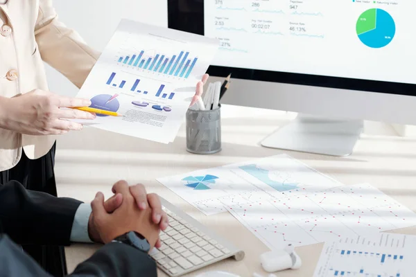Marketing Manager Explaining Data in Report — Stock Photo, Image