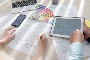 Tasarımcılar Mobil Uygulamanın Çizimlerini Çiziyor