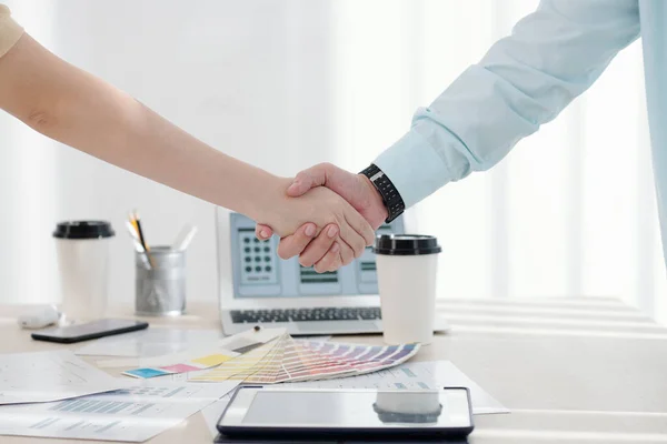 UI Designer and Client Shaking Hands — Stock Photo, Image