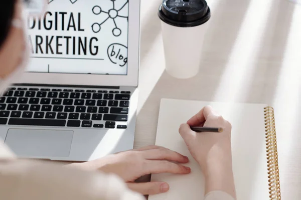 Personne étudiant le marketing numérique en ligne — Photo