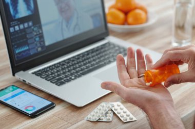 Kıdemli Adam Teletıp Web Sitesi Kullanıyor