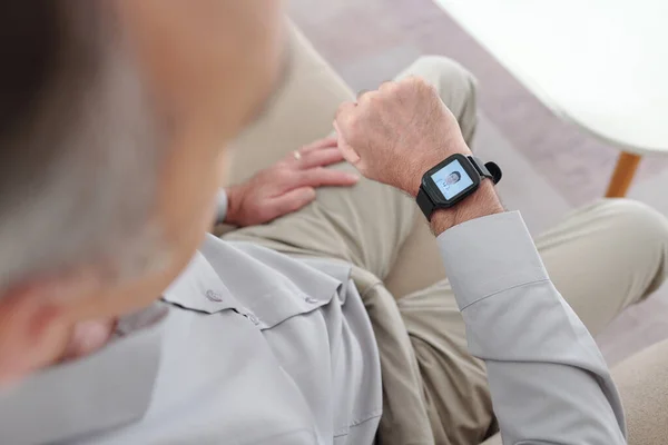 Człowiek korzystający z aplikacji na Smart Watch — Zdjęcie stockowe