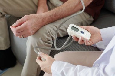 Doktor kan basıncını ölçüyor.