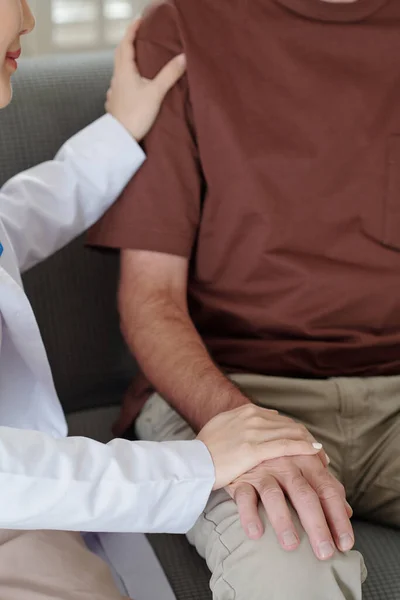 Enfermera médica que toca el brazo del paciente — Foto de Stock