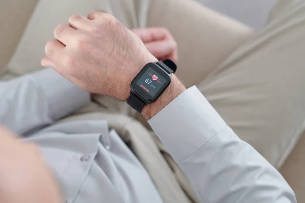 Hombre mirando la pantalla de Smartwatch — Foto de Stock