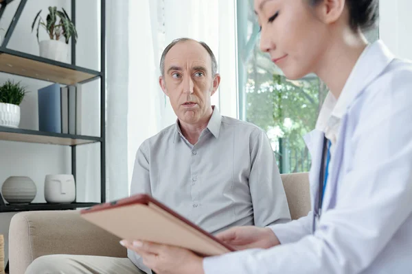 Senior Man lyssnar till läkare — Stockfoto