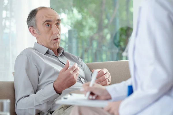 Senior man praten met arts — Stockfoto