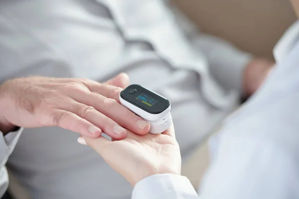 Doctor Measuring Oxygen Saturation — Stock Photo, Image