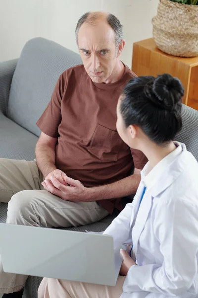 Médico mostrando resultados de testes médicos — Fotografia de Stock