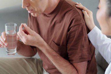 Son sınıf öğrencisi hap alıyor.