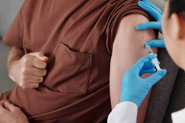Homem recebendo vacina contra o Coronavirus — Fotografia de Stock