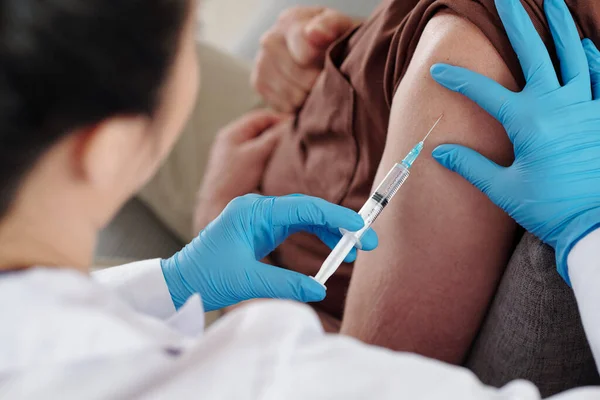 Enfermeira Médica Injetando Vacina — Fotografia de Stock