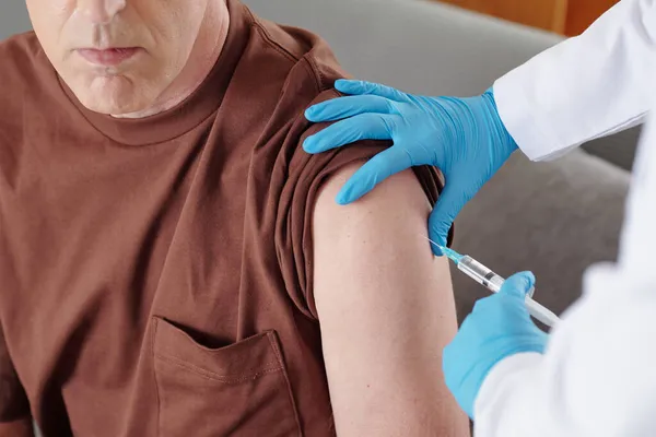 Man blir vaccinerad hemma — Stockfoto