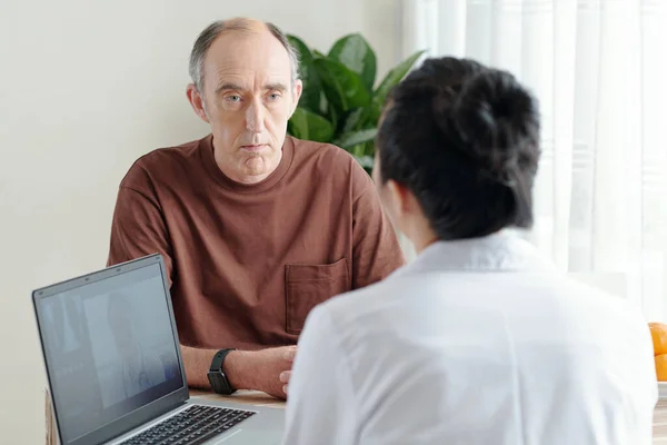 Homme âgé parlant à son médecin — Photo