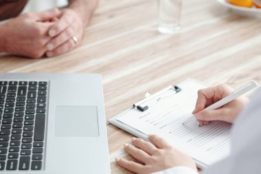 Hastayla Konuşan Pratisyen