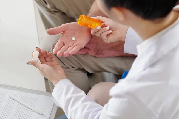 Paciente tomando medicina diária — Fotografia de Stock