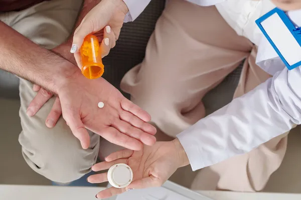 Enfermera médica que ayuda al paciente — Foto de Stock