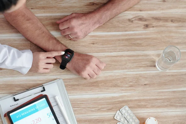 Médico que muestra cómo controlar la frecuencia cardíaca — Foto de Stock