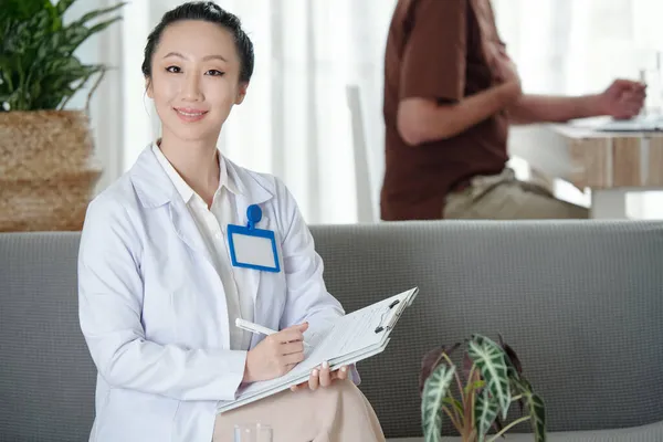 Sonriente joven vietnamita médico general — Foto de Stock