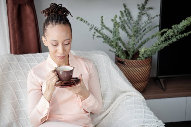 Kahvenin Tadını Çıkartan Kadın