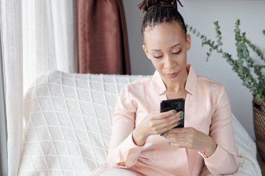 Metin Mesajlarına Yanıtlayan Kadın