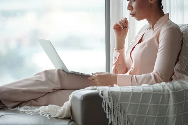 Serious Woman Reading Document Online — Stock Photo, Image