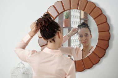 Yansımasına bakan bir kadın