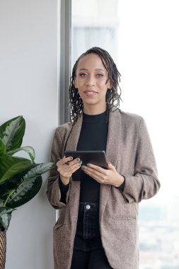 Tablet Bilgisayarlı Kadın Girişimci