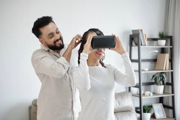 居家玩VR游戏的情侣 — 图库照片