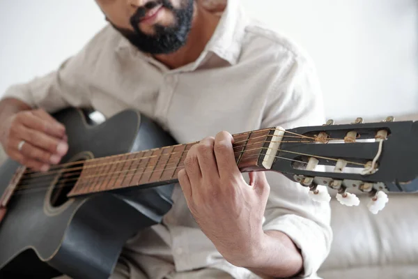 Skäggig man spelar gitarr — Stockfoto