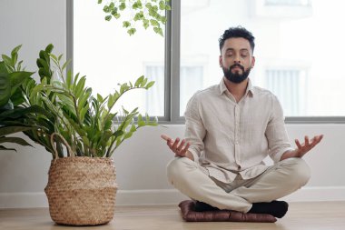 Stresli bir günden sonra rahatlamaya çalışan adam