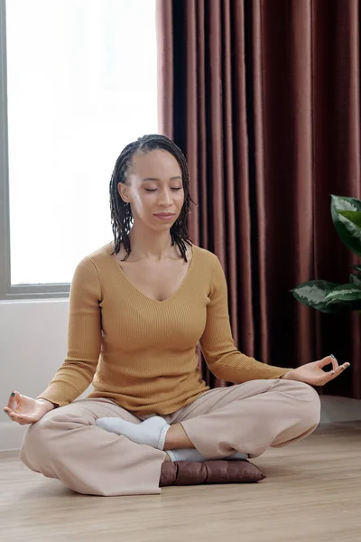Žena meditující v lotosové pozici — Stock fotografie
