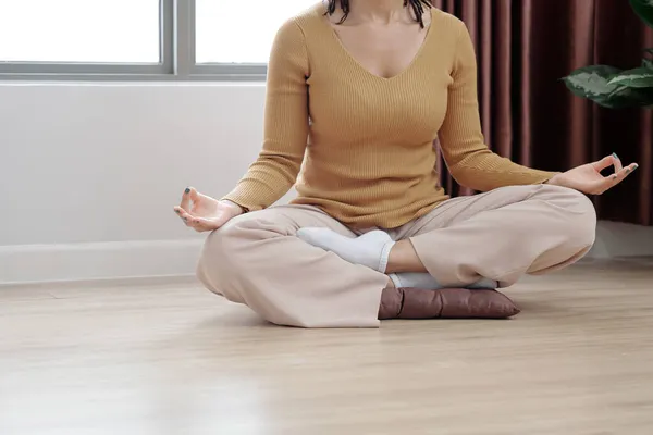 Žena medituje na uvolnění stresu — Stock fotografie