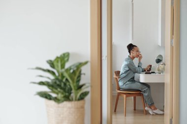 Vanity 'de Makyaj Yapan Kadın