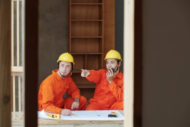 Foreman'ın telsiz üzerinde konuşuyor