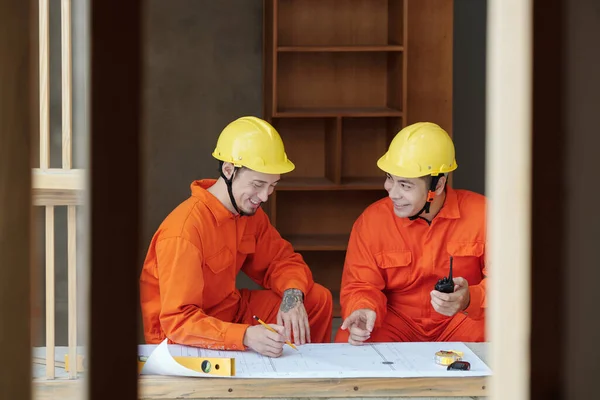 Bâtisseurs Vérification du plan de la maison — Photo