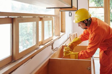 Elektrikçi Mutfak Kablolarını Kontrol Ediyor