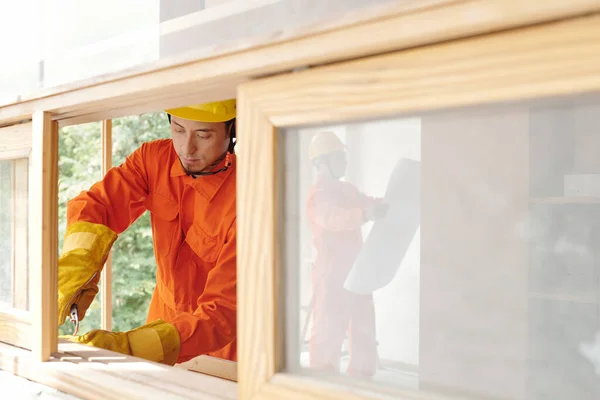 Alambre de corte del trabajador de construcción — Foto de Stock