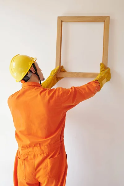 Werknemer opknoping houten frame — Stockfoto