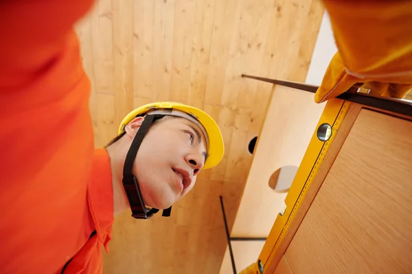 Bauarbeiter montiert Holzregale — Stockfoto