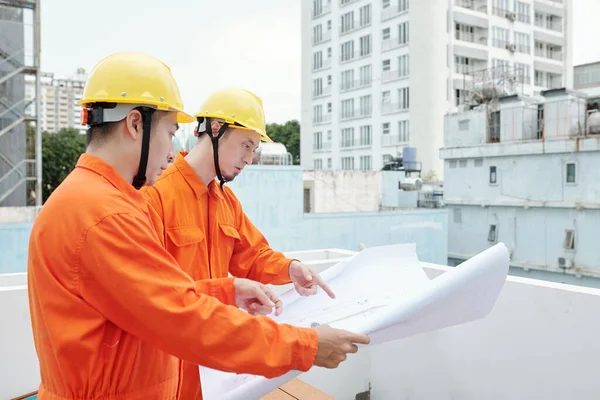 Arbeiter diskutieren Konstruktionsstruktur — Stockfoto