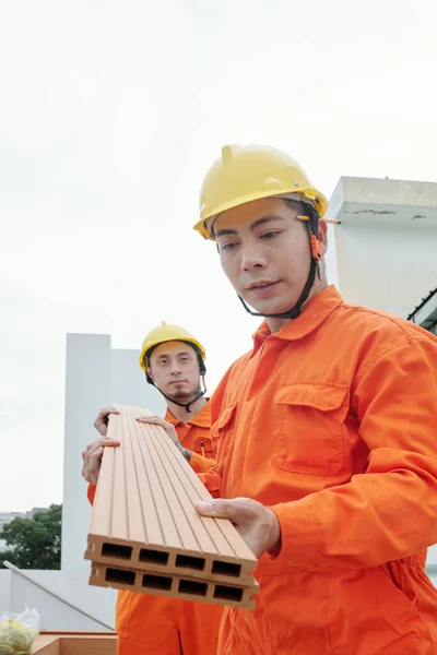 Construtores carregando placas de piso — Fotografia de Stock