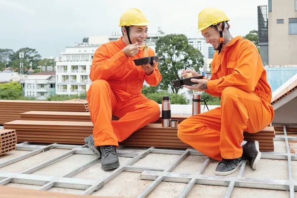 Sorrindo Construtores Comendo Almoço Juntos — Fotografia de Stock