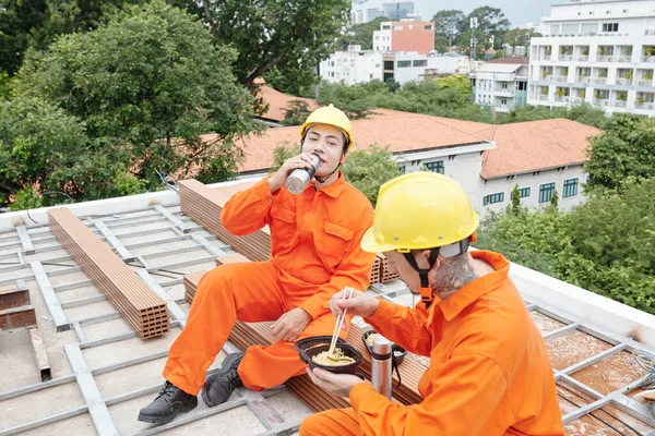 Dakbedekking contractanten die lunchen — Stockfoto