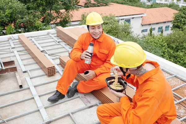 Les travailleurs de la construction mangent sur le toit — Photo