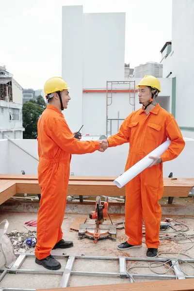 Entreprenör och Foreman skakar hand — Stockfoto