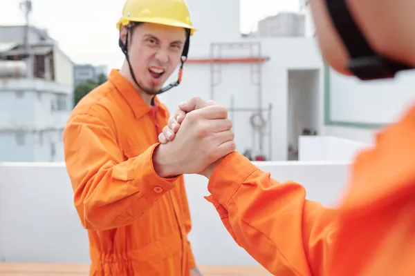 Trabajadores de la construcción estrechando manos —  Fotos de Stock